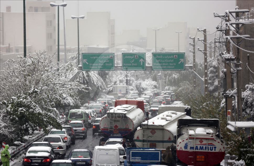 Tahran'da mevsimin ilk kar yağışı yaşamı olumsuz etkiledi
