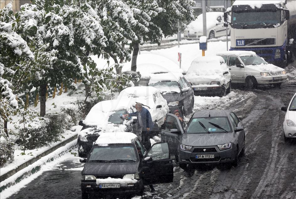 Tahran'da mevsimin ilk kar yağışı yaşamı olumsuz etkiledi
