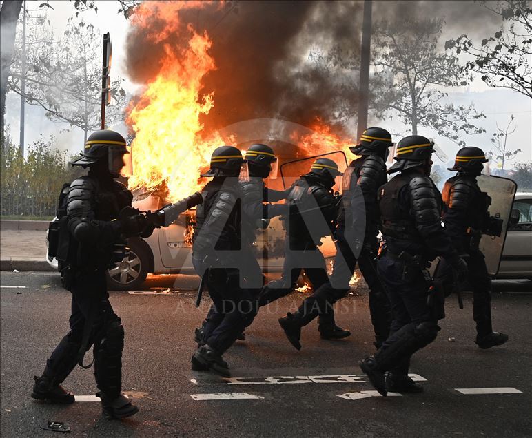 Fransa'da sarı yelekliler gösterilerin birinci yılında sokaklarda  