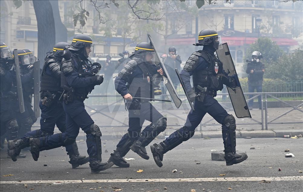 Fransa'da sarı yelekliler gösterilerin birinci yılında sokaklarda  