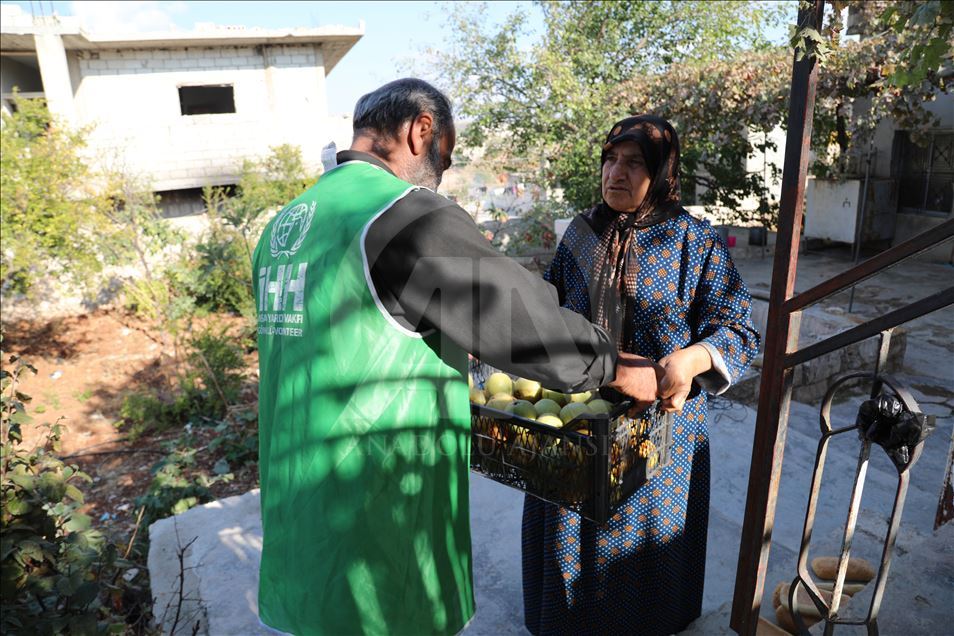 توزیع 150 تن میوه میان آوارگان سوری در ادلب
