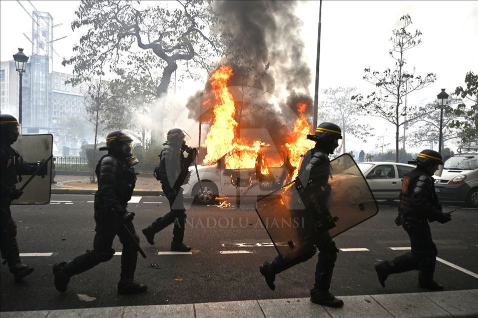 Fransa'da sarı yelekliler gösterilerin birinci yılında sokaklarda