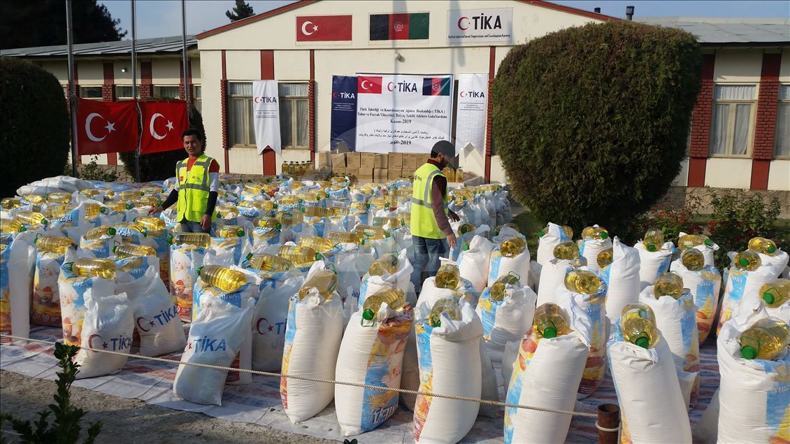 ترکیه میان خانواده‌های جنگ‌زده افغانستان بسته‌های غذایی توزیع کرد
