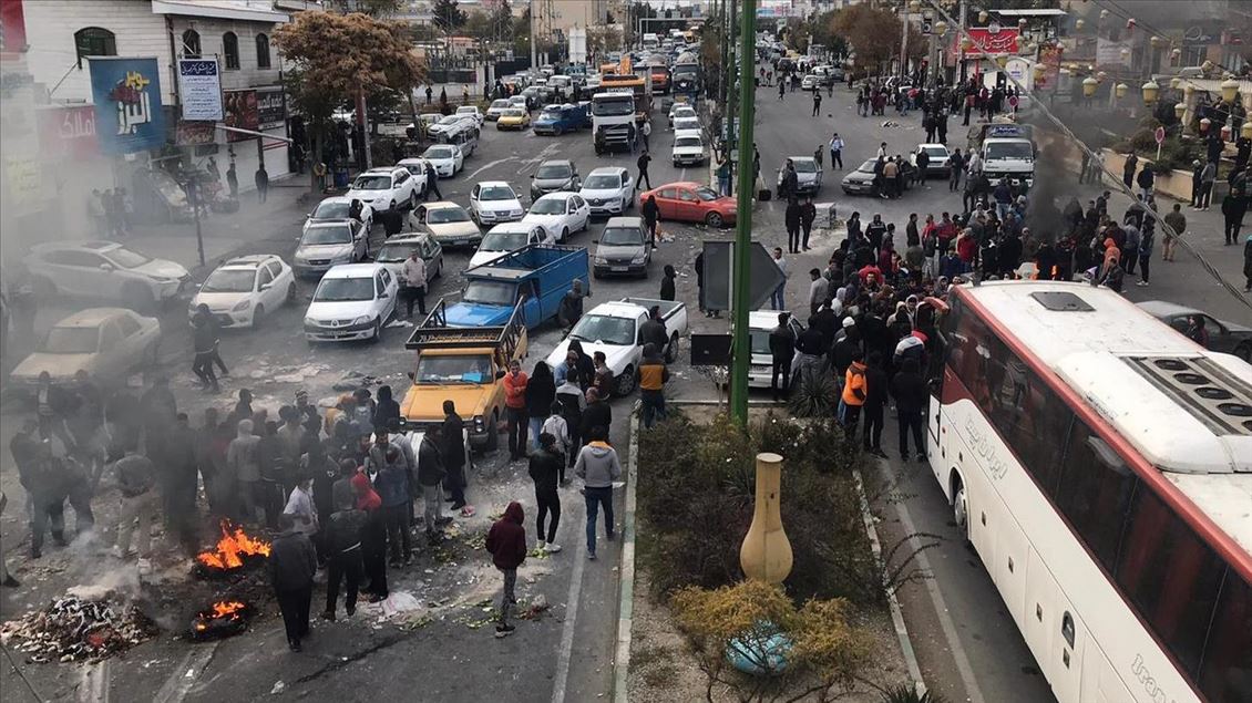 İran'da dün başlayan benzin zammını protesto gösterileri sürüyor