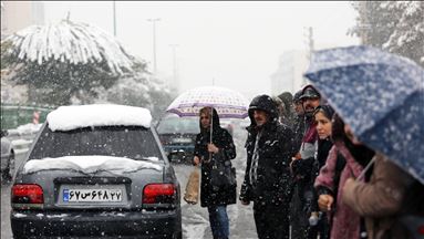 Reshjet e para të borës paralizojnë qarkullimin në Teheran