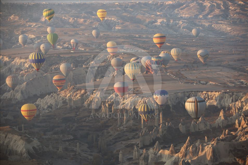 Globos vuelan sobre Cappadocia