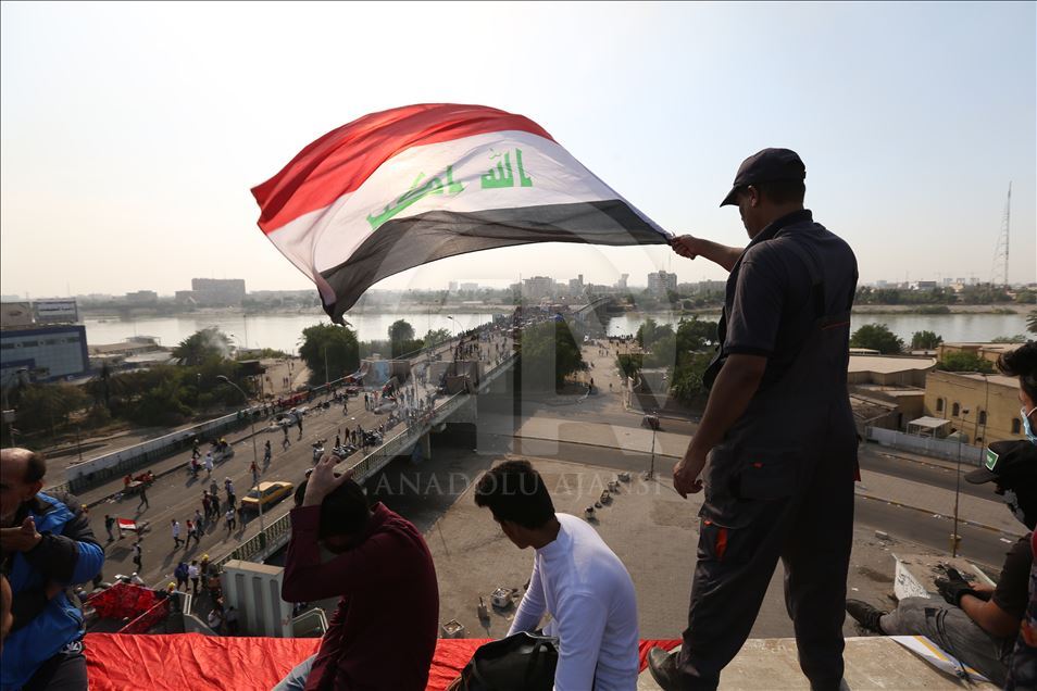 محتجو بغداد يصلون إلى جسر الأحرار وسط اشتباكات مع الأمن
