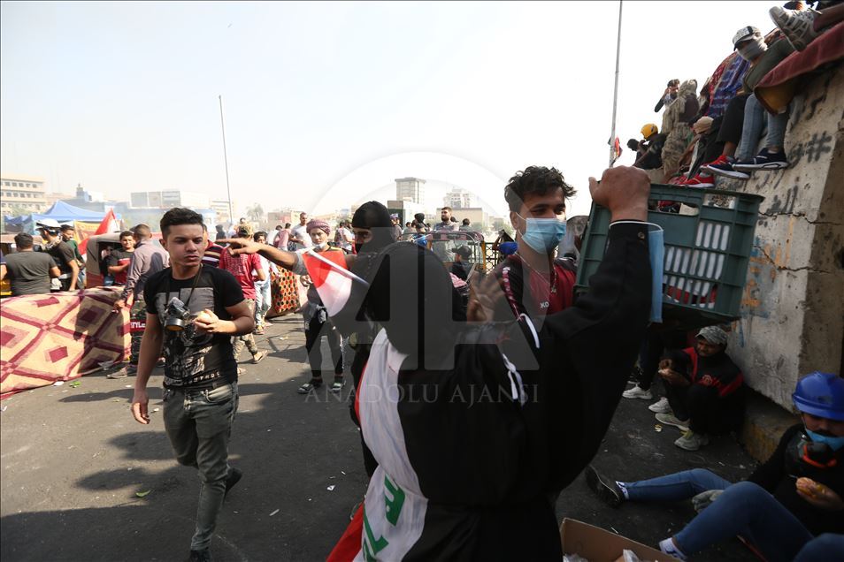 محتجو بغداد يصلون إلى جسر الأحرار وسط اشتباكات مع الأمن
