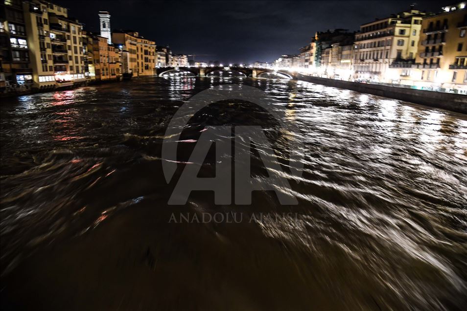 Water level increases in River Arno
