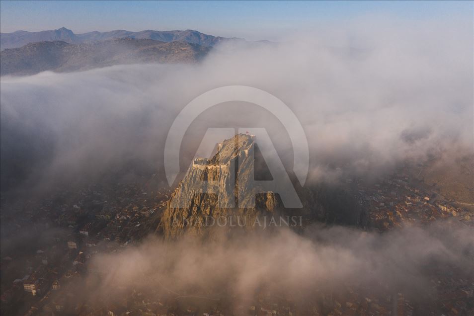 Karahisar Kalesi'nde sis manzarası etkiledi