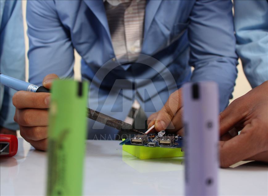 Students produce power bank from waste battery in Hatay, Turkey