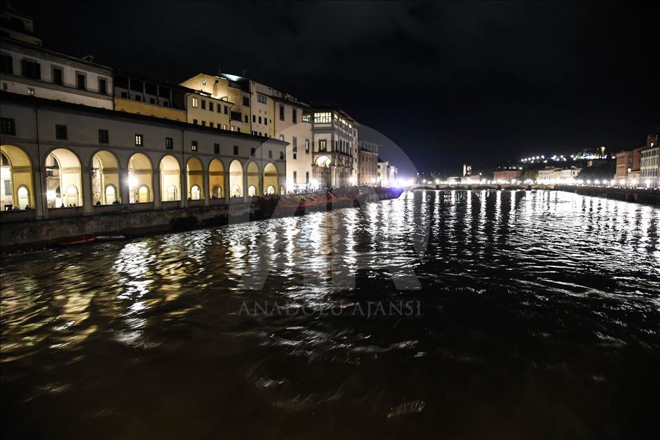 Water level increases in River Arno
