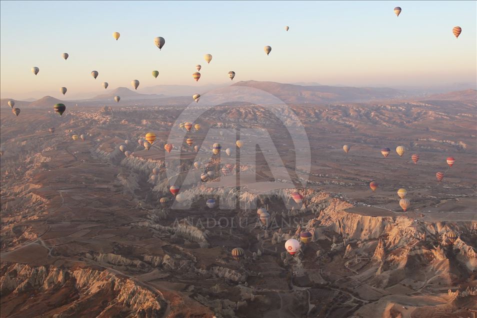 پرواز تفریحی با بالن بر فراز کاپادوکیای ترکیه