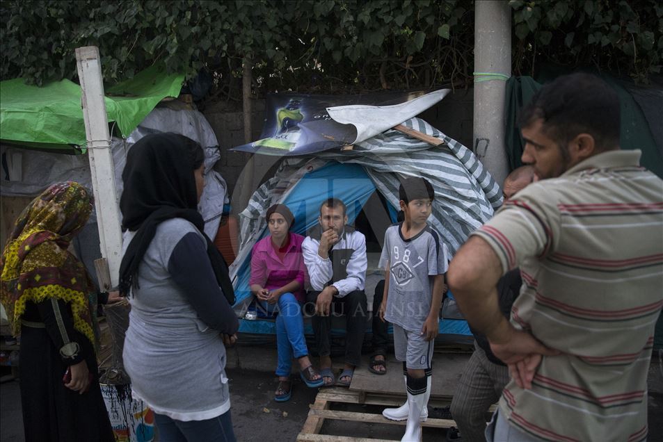 Li Yewnanistanê belengaziya koçberên bêdestûr ên ku di çadiran da dijîn
