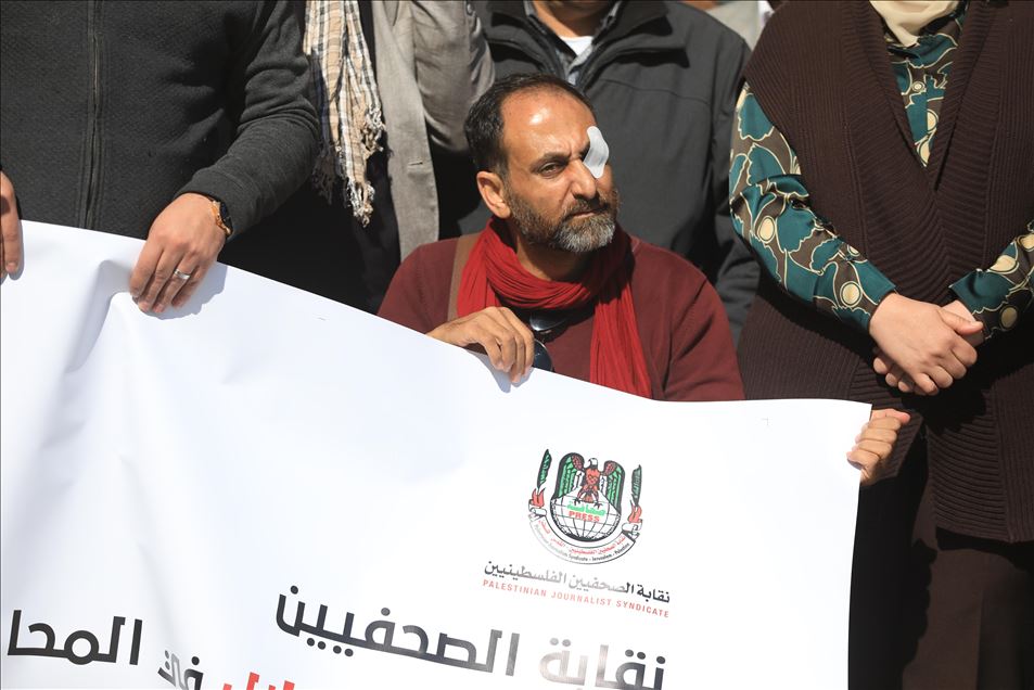 صحفيون فلسطينيون يتضامنون مع المصور "عمارنة"
