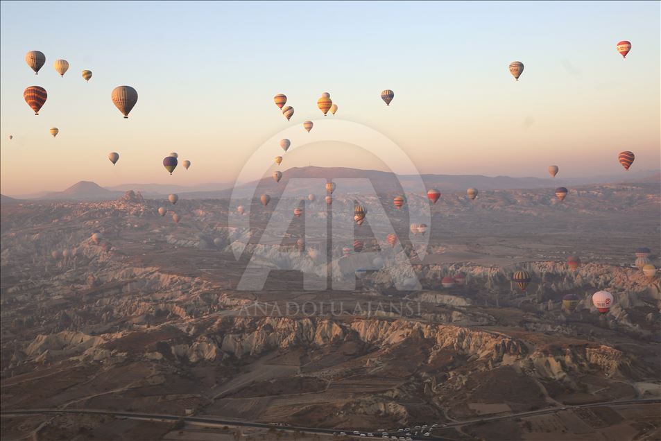 پرواز تفریحی با بالن بر فراز کاپادوکیای ترکیه