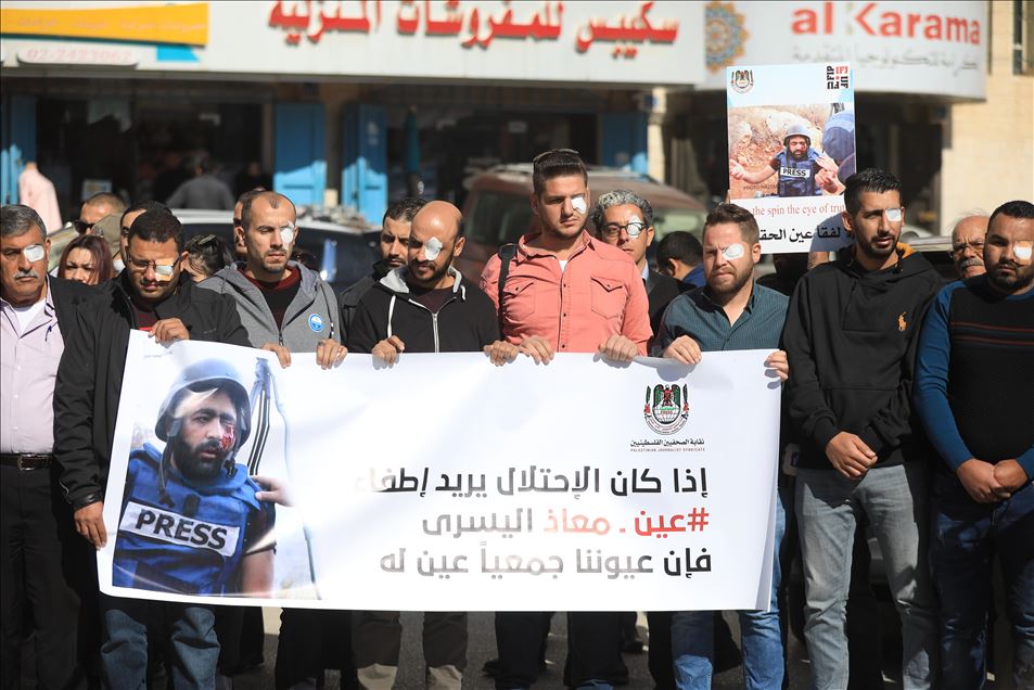 صحفيون فلسطينيون يتضامنون مع المصور "عمارنة"