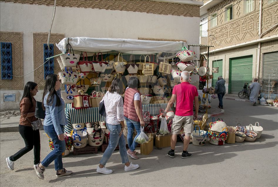 "توزر".. روح السياحة المحلية والوافدة في قلب الجنوب التونسي