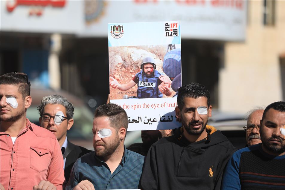 صحفيون فلسطينيون يتضامنون مع المصور "عمارنة"