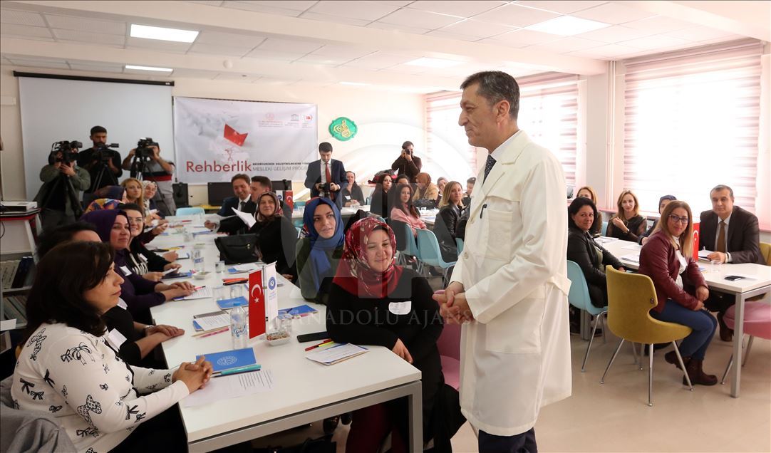 Bakan Selçuk'tan öğretmenlere "sınıf içi rehberlik" dersi