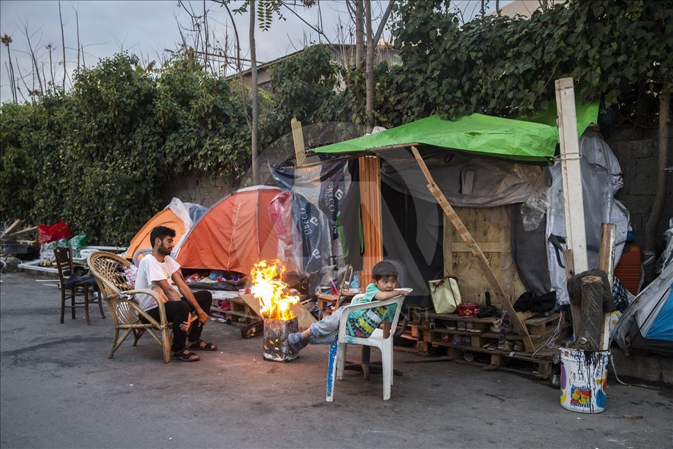 Greqi, emigrantët e parregullt jashtë kampit luftojnë për mbijetesë