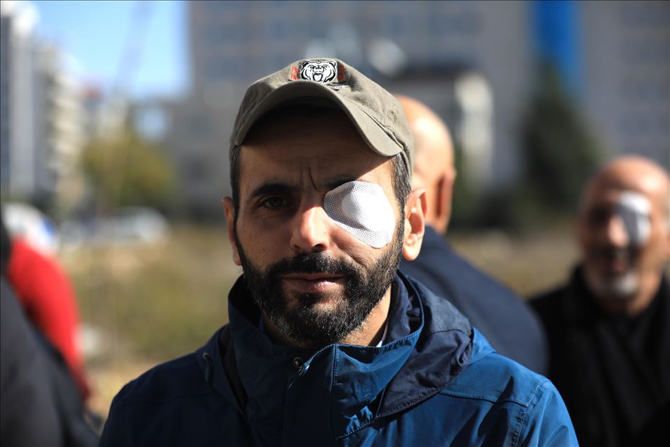 صحفيون فلسطينيون يتضامنون مع المصور "عمارنة"