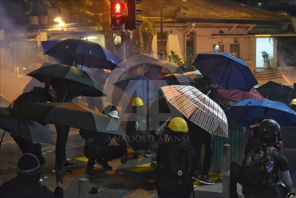 Hong Kong : la police assiège un campus universitaire pour le troisième jour
