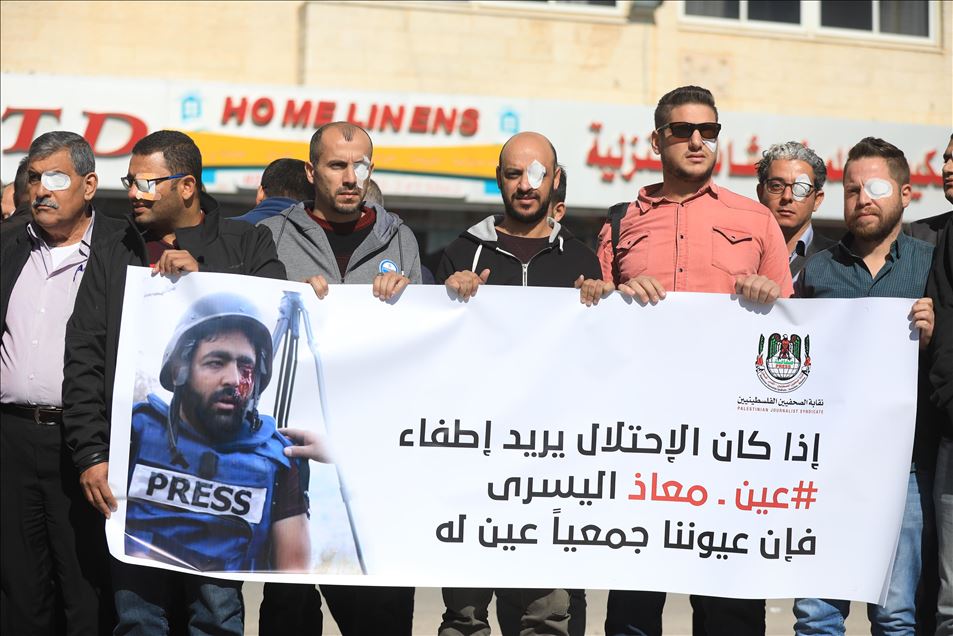 صحفيون فلسطينيون يتضامنون مع المصور "عمارنة"
