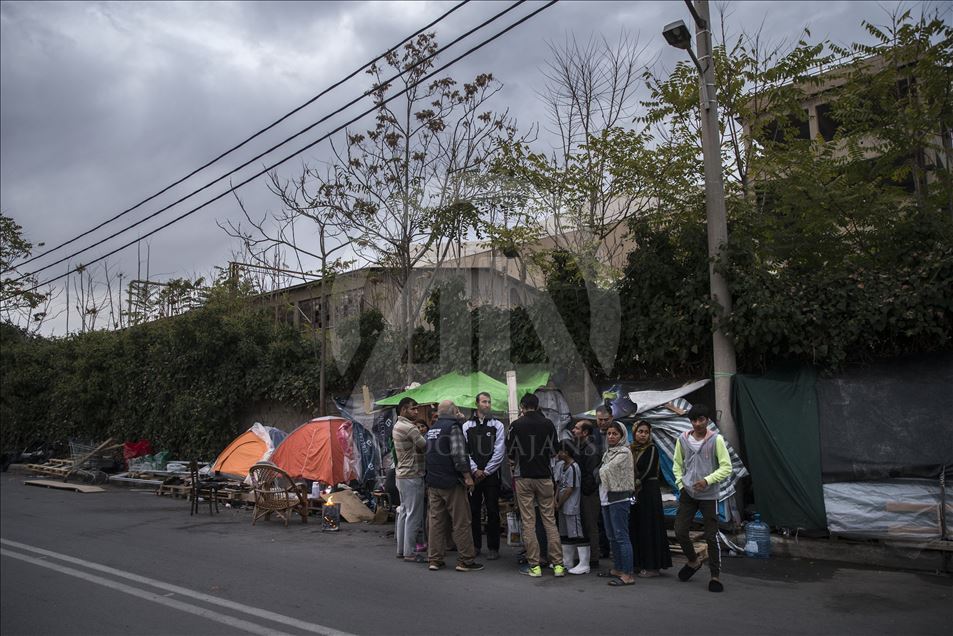 Greqi, emigrantët e parregullt jashtë kampit luftojnë për mbijetesë