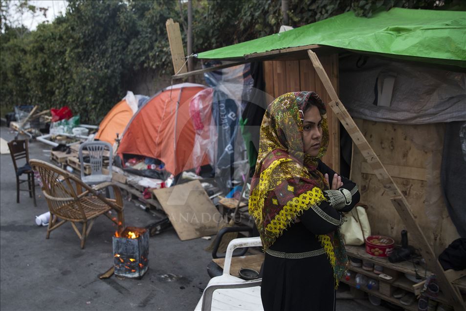 Greqi, emigrantët e parregullt jashtë kampit luftojnë për mbijetesë