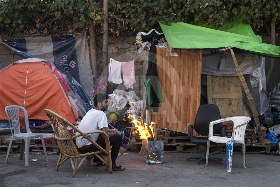 Greqi, emigrantët e parregullt jashtë kampit luftojnë për mbijetesë