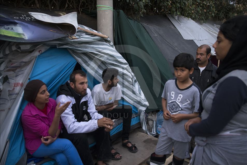 Greqi, emigrantët e parregullt jashtë kampit luftojnë për mbijetesë