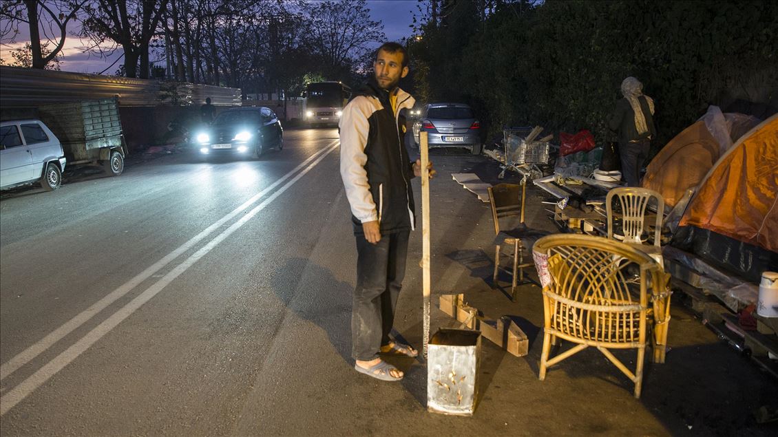 Greqi, emigrantët e parregullt jashtë kampit luftojnë për mbijetesë