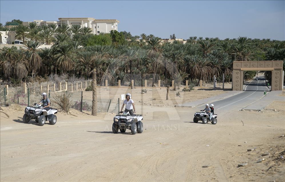 "توزر".. روح السياحة المحلية والوافدة في قلب الجنوب التونسي