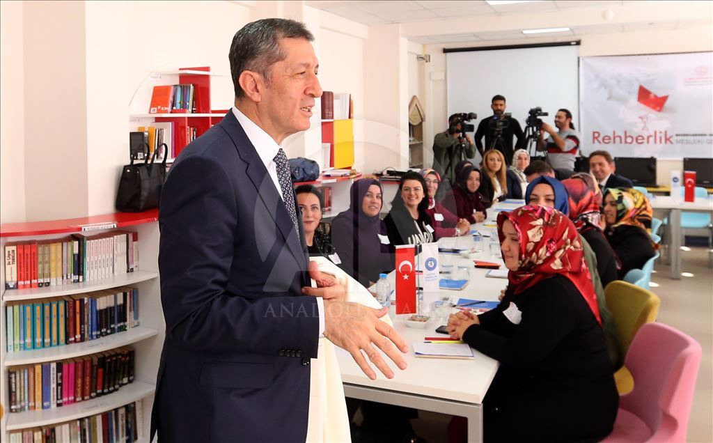 Bakan Selçuk'tan öğretmenlere "sınıf içi rehberlik" dersi