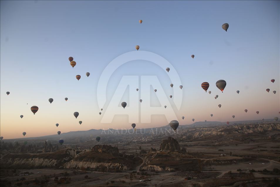 پرواز تفریحی با بالن بر فراز کاپادوکیای ترکیه