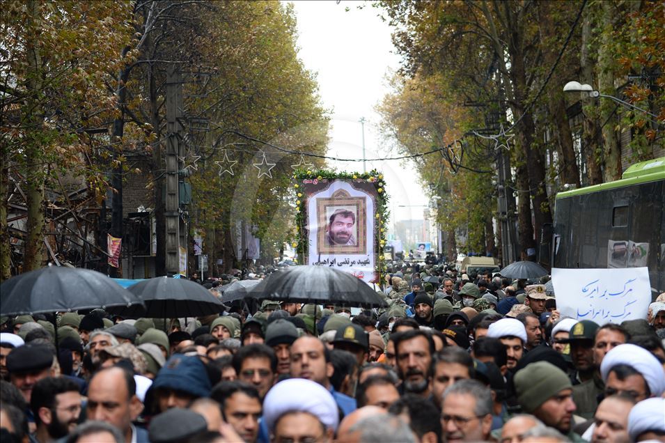 Tahran'da güvenlik güçlerinin cenaze töreni, "karşıt" gösteriye dönüştü