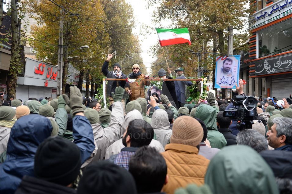 Tahran'da güvenlik güçlerinin cenaze töreni, "karşıt" gösteriye dönüştü
