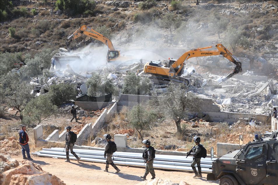 İsrail askerleri Batı Şeria'da bir Filistinlinin iki evini yıktı