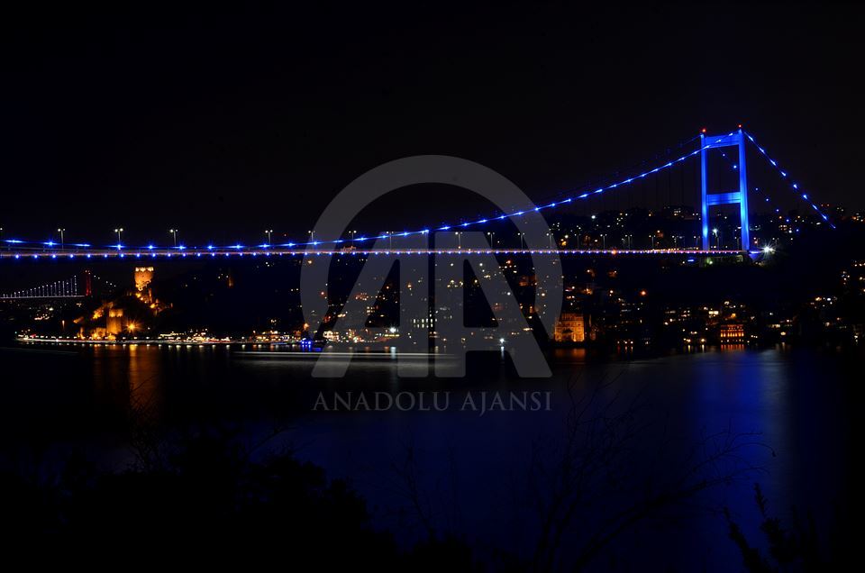 Galata Kulesi ve FSM Köprüsü, Dünya Çocuk Günü'nde maviye büründü