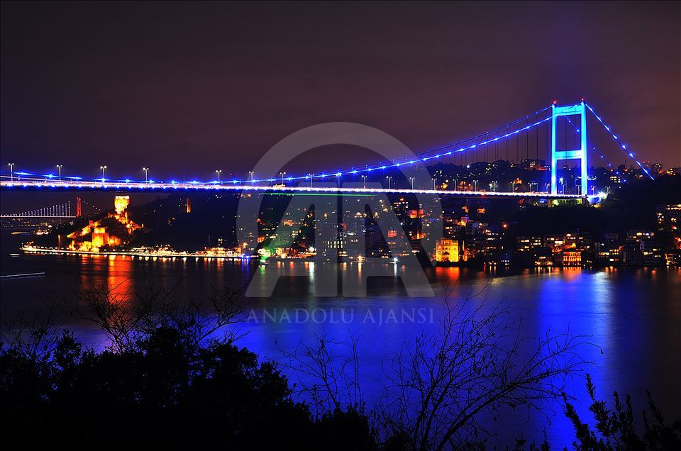 Galata Kulesi ve FSM Köprüsü, Dünya Çocuk Günü'nde maviye büründü