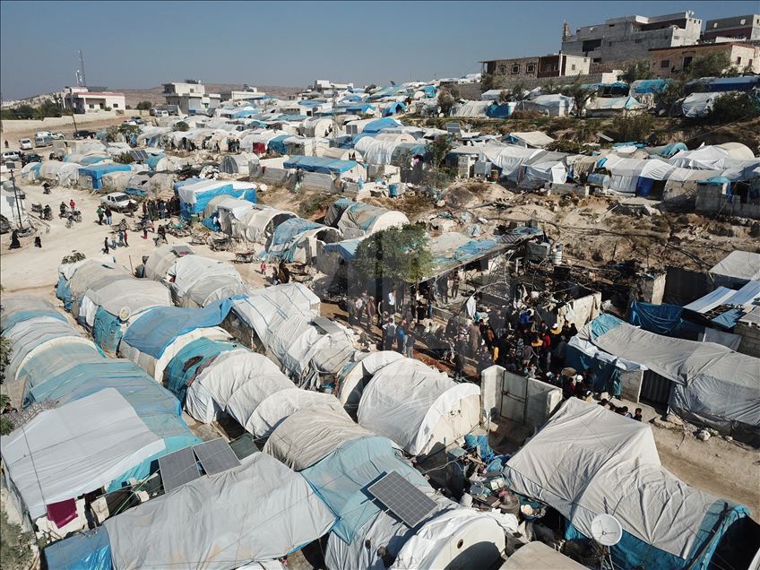 گزارش تصویری آناتولی از اردوگاهی در ادلب که بمباران شده است
