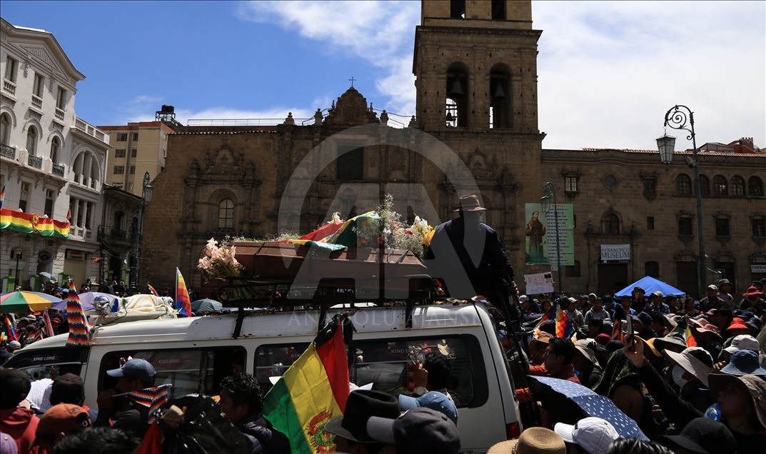 Bolivya'da cenazeleriyle yürümek isteyen geçici hükümet karşıtlarına polis müdahalesi