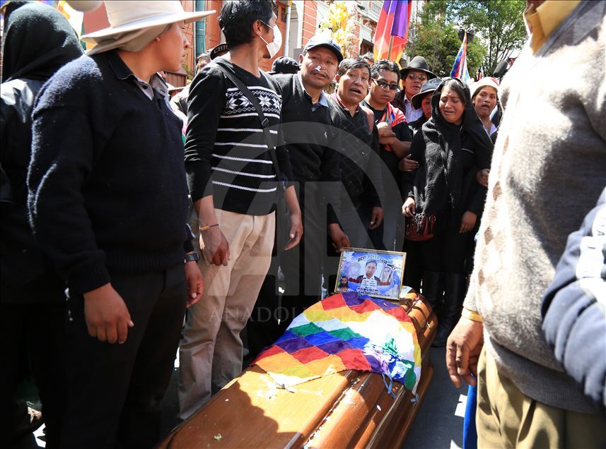 Bolivya'da cenazeleriyle yürümek isteyen geçici hükümet karşıtlarına polis müdahalesi
