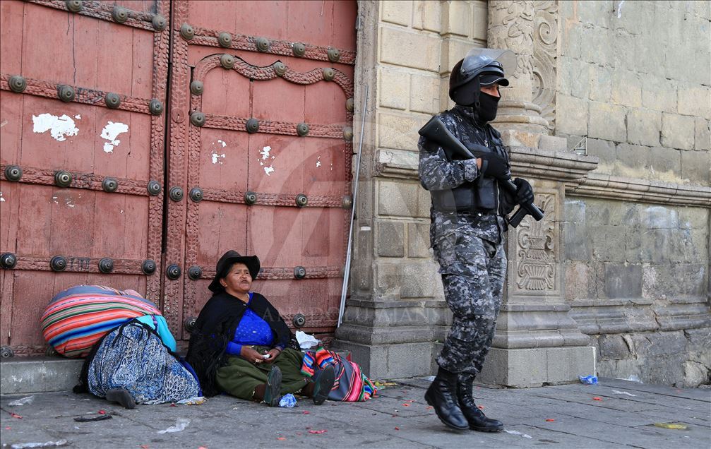 Bolivya'da cenazeleriyle yürümek isteyen protestoculara polis müdahalesi