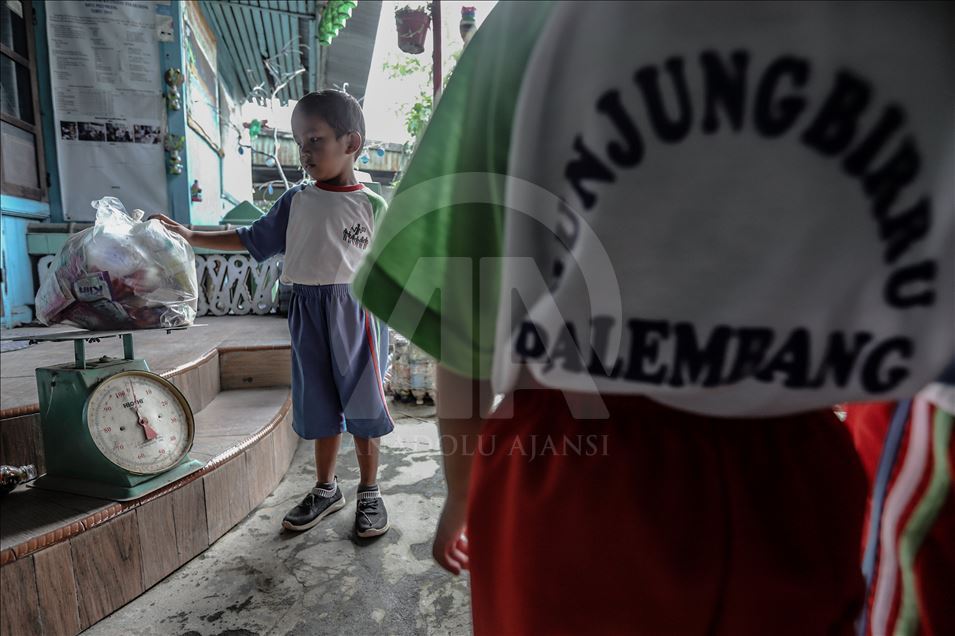 Murid di Palembang bayar uang sekolah dengan sampah plastik