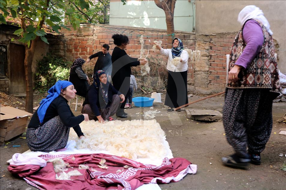 Yün yorganlar kadınların elinde "imece usulü" ile kışa hazırlanıyor