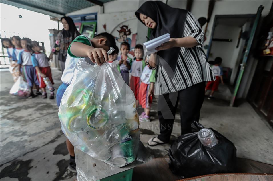 Murid di Palembang bayar uang sekolah dengan sampah plastik