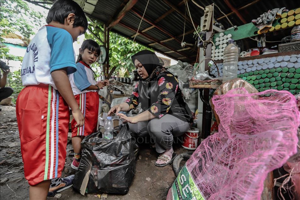 Murid di Palembang bayar uang sekolah dengan sampah plastik