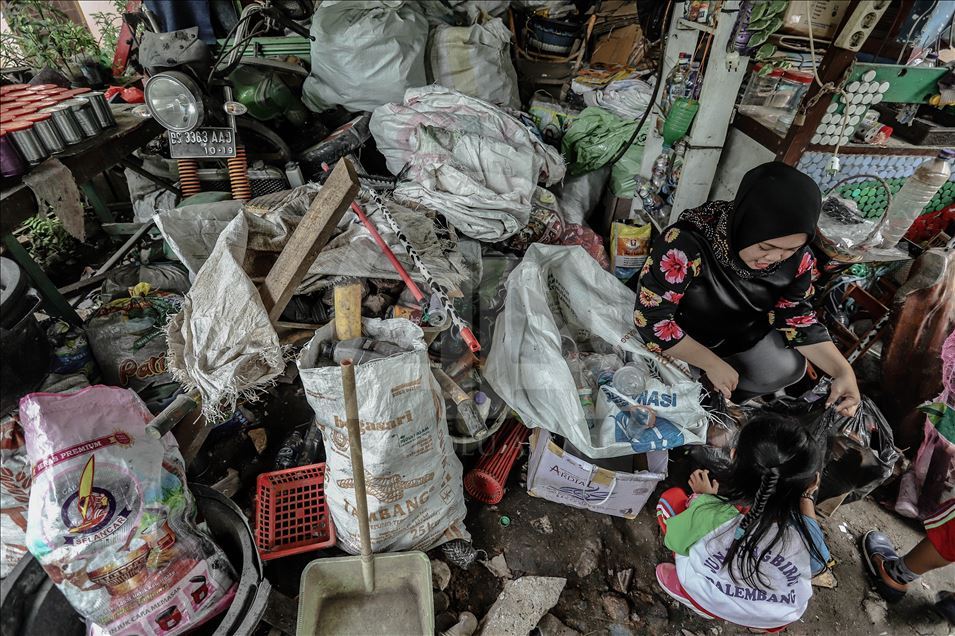 Murid di Palembang bayar uang sekolah dengan sampah plastik